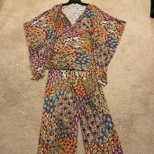 BRAND NEW-w/out tags Italian 2-piece beach and summer casual wear